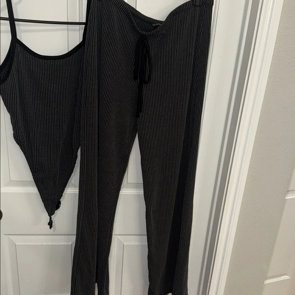 Fashion Nova Black and Gray 2 piece set - Picture 5 of 10
